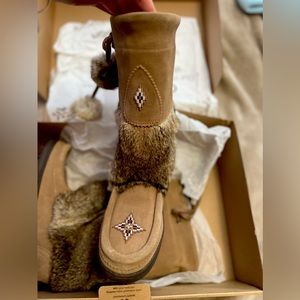 Mukluks from Manitobah Size L10